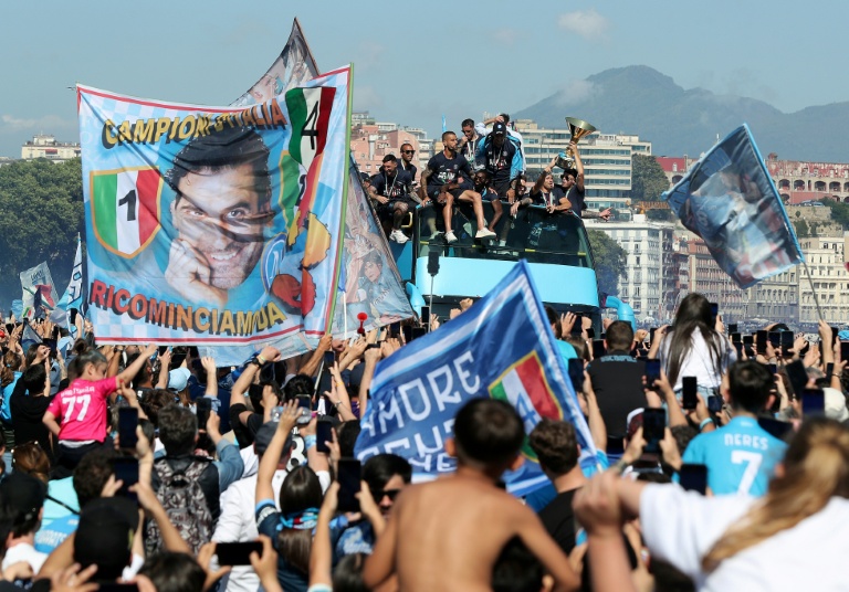 Les joueurs de Naples dans un bus à impériale dans les rues de la ville pour fêter leur titre de champion d'Italie devant leurs supporters le 26 mai 2025