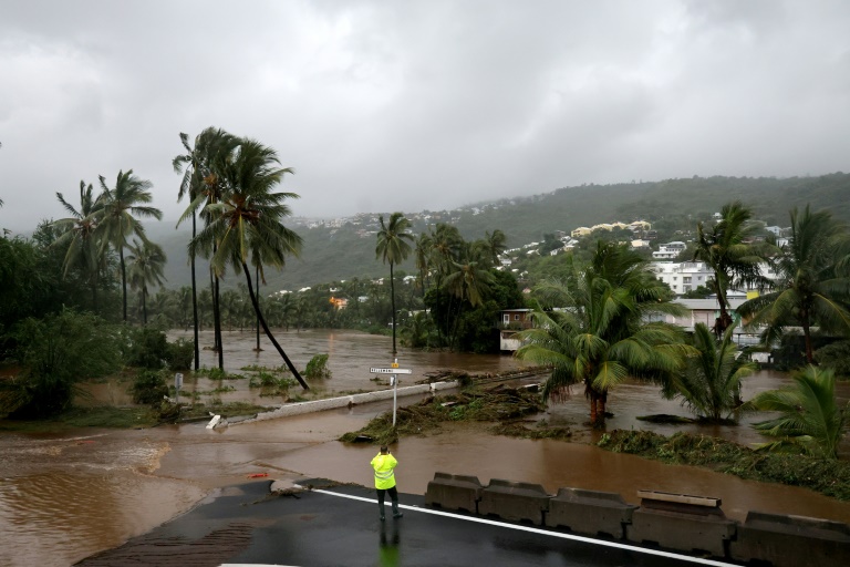Routes inondées dans la ville côtière de Saint-Paul, dans l'ouest de La Réunion, après le passage du cyclone Garance, le 28 février 2025