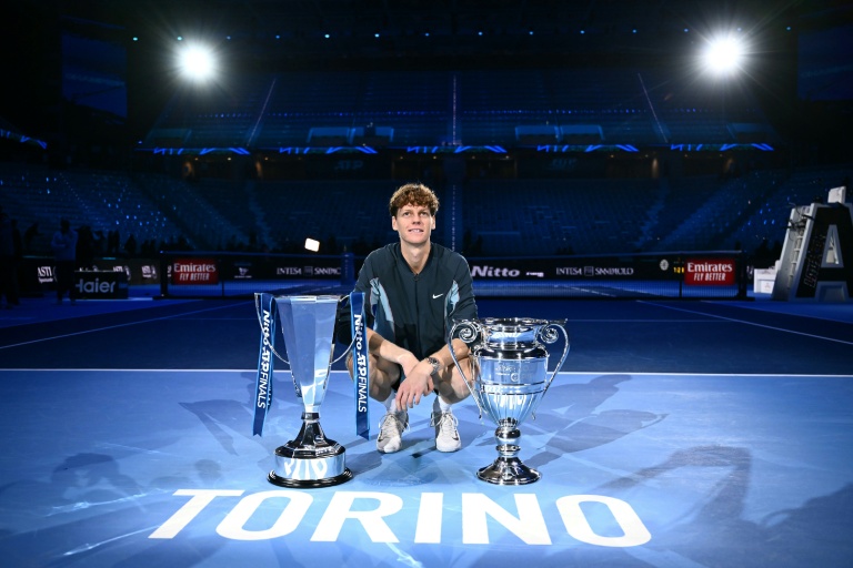 L'Italien Jannik Sinner avec ses trophées de vainqueur des Masters ATP et de N.1 mondial le 17 novembre 2024 à Turin