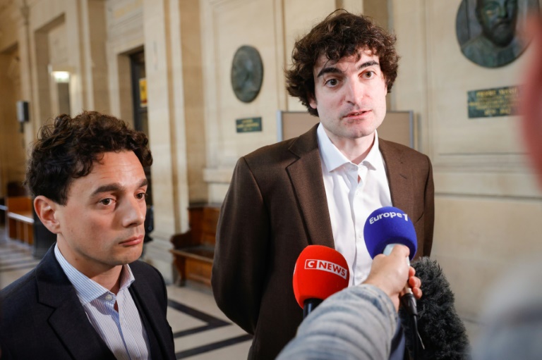 Les avocats de Mohamed Lamine Aberouz, Nino Arnaud (G) et Vincent Brengarth, répondent aux questions des journalistes, le 26 mai 2025 à la cour d'appel de Paris