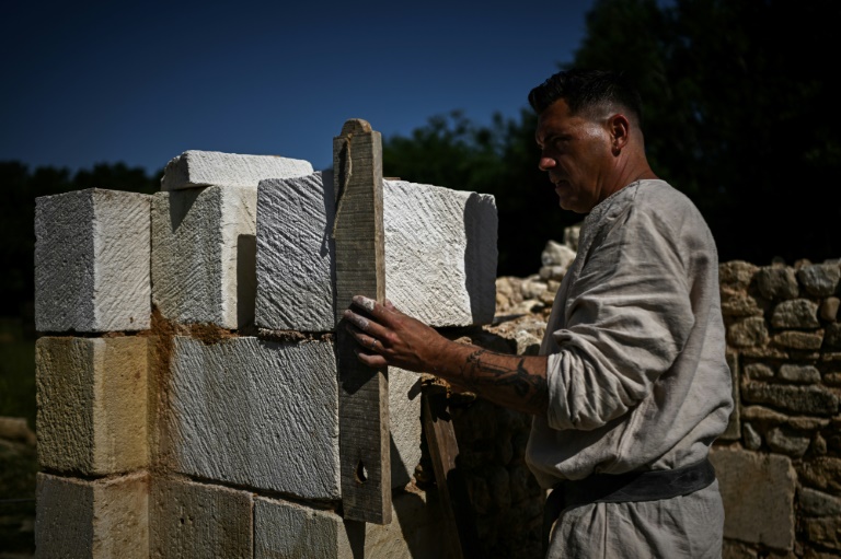 Frédéric Thibault, tailleur de pierre, dirige la construction d'une cathédrale gothique à La Lande-de-Fronsac, en Gironde, le 16 mai 2025