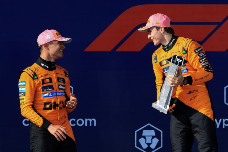 Les pilotes McLaren Oscar Piastri (à droite) et Lando Norris fêtent leur doublé lors du Grand Prix de Miami sur le circut de Miami Gardens (Etats-Unis) le 4 mai 2025.