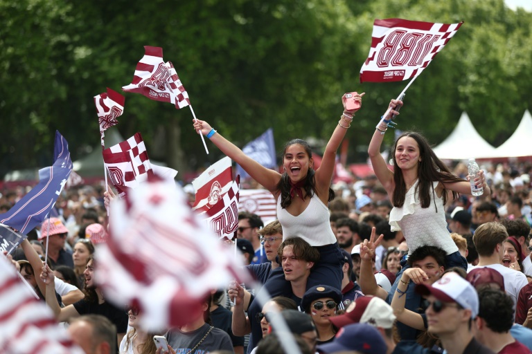 Les supporters de l'UBB sur la place des Quinconces, à Bordeaux, le 24 mai 2025