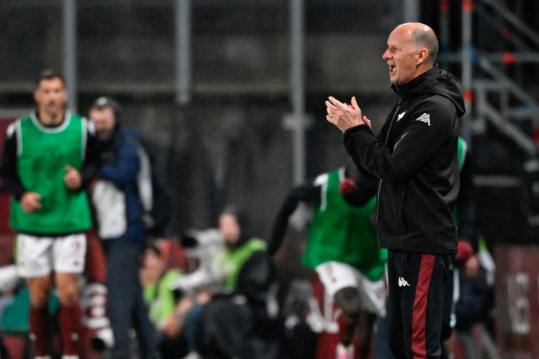 Le coach messin Stéphane Le Mignan lors du barrage aller opposant le FC Metz au Stade de Reims dans le stade Saint-Symphorien le 21 mai 2025 à Metz en France