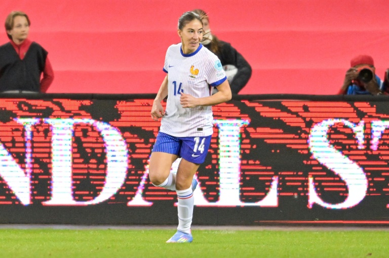 L'attaquant du Paris FC Clara Mateo, ici avec l'équipe de France lors d'un match contre la Norvège à Oslo le 8 avril 2025, a été élue meilleure joueuse de Première Ligue, lors de la cérémonie des trophées UNFP, le 11 mai 2025 à Paris