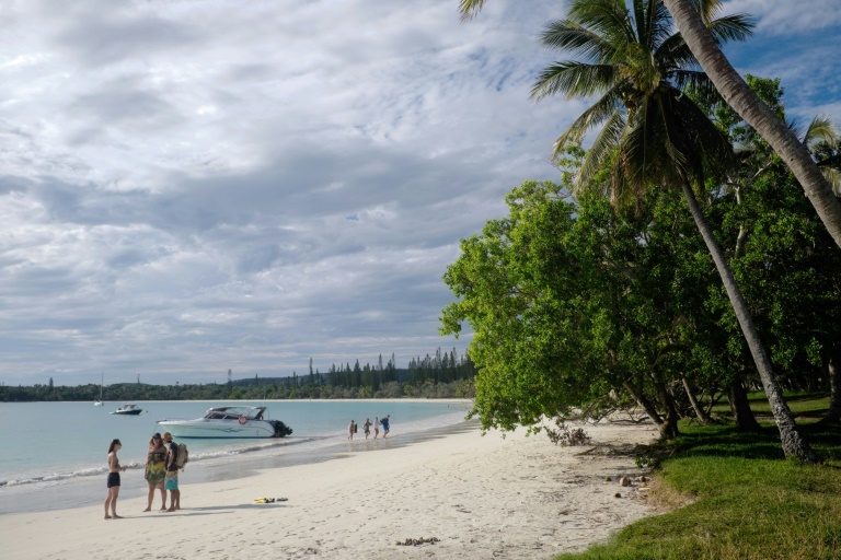 Des touristes sur une plage de l'île des Pins, en Nouvelle-Calédonie, le 17 mai 2021