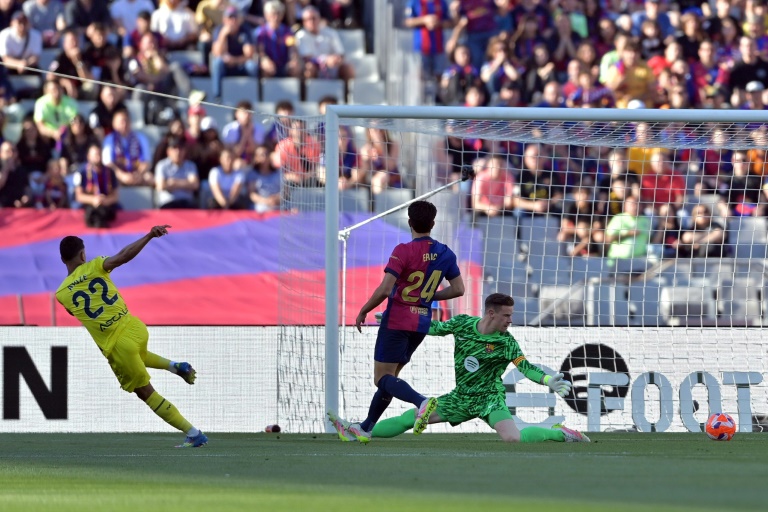 L'Espagnol Ayoze Perez Gutierrez ouvre le score pour Villarreal contre le Barça, lors de la 37e journée de Liga, le 18 mai 2025 à Barcelone