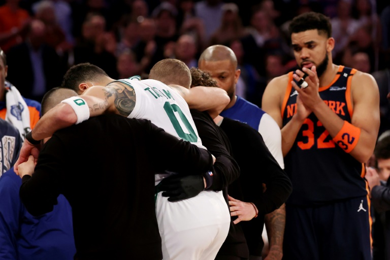 L'ailier des Boston Celtics Jayson Tatum sort blessé lors du match 4 du deuxième tour des play-offs de la Conférence Est contre les New York Knicks, le 12 mai 2025 au Madison Square Garden
