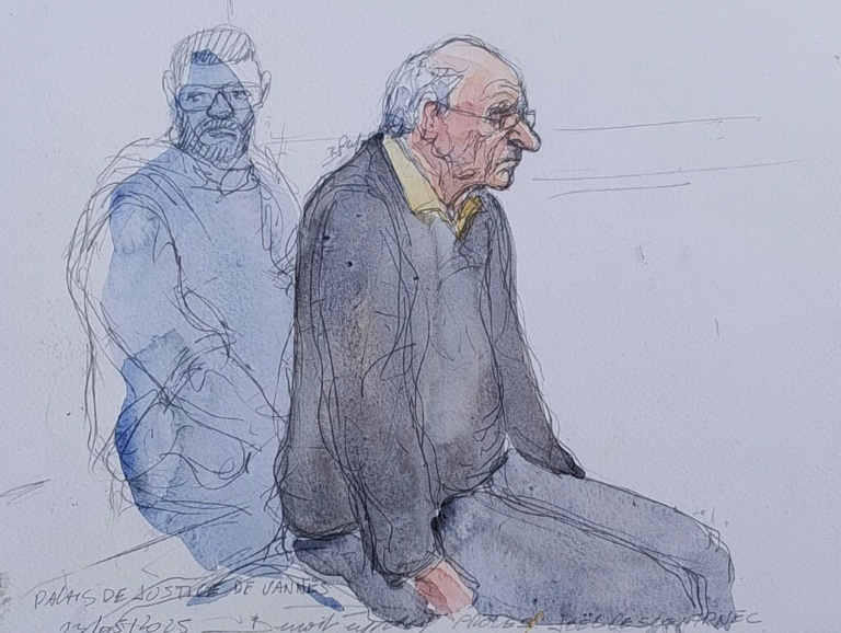 Croquis d'audience représentant l'ex-chirurgien pédocriminel Joël Le Scouarnec à son procès, le 23 mai 2025 à Vannes