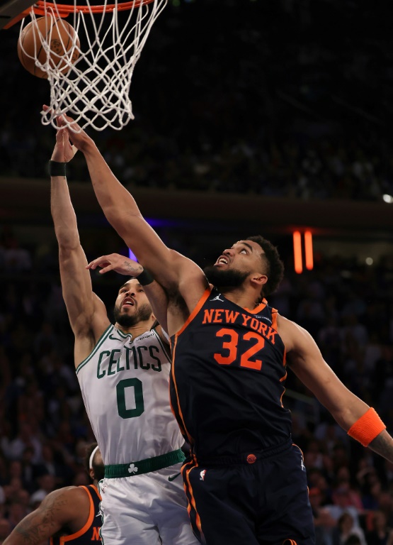 Karl-Anthony Towns (#32), des New York Knicks, et Jayson Tatum (#0), des Boston Celtics, à la lutte sous le panier, lors d'un match de play-offs de NBA, le 12 mai 2025 au Madison Square Garden