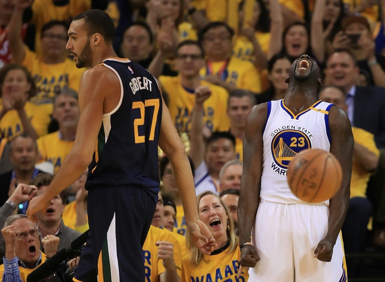 Draymond Green (d) et Rudy Gobert lores du match NBA entre le Utah Jazz et les Golden State Warriors, le 4 mai 2017 à Oakland