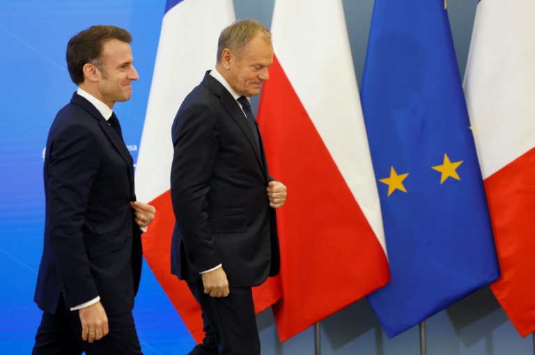 Le Premier ministre polonais Donald Tusk (droite) et le président français Emmanuel Macron achèvent une conférence de presse, le 12 décembre 2024 à Varsovie
