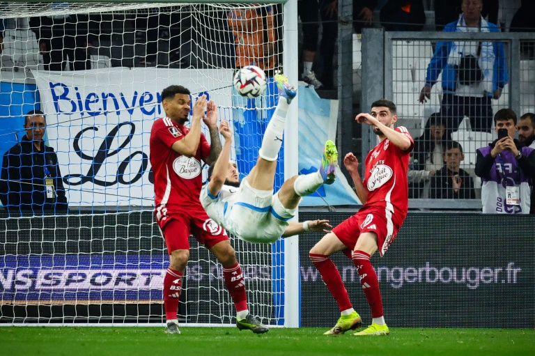 Amine Gouiri (C) marque un retourné lors du match de L1 de l'OM contre Brest, le 27 avril 2025 à Marseille