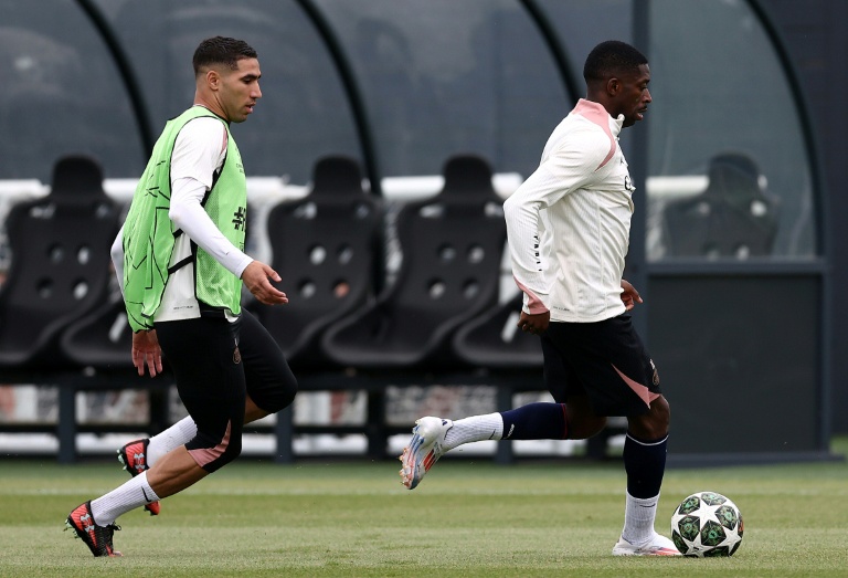 Le défenseur marocain Achraf Hakimi (g.) et l'attaquant français Ousmane Dembélé (d.) participent à une séance au camp d'entraînement du PSG à Poissy, le 21 mai 2025