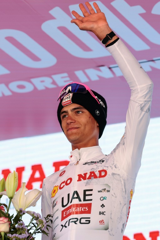 Le Mexicain Isaac del Toro (UAE Team Emirates XRG) à l'issue de la 19e étape du Giro d'Italia qui l'a vu conserver le maillot rose de leader tout en portant le maillot blanc de meilleur jeune coureur, à Champoluc (Italie) le 30 mai 2025.