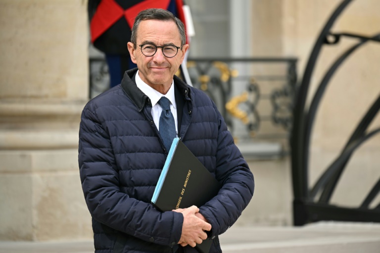 Le ministre de l'Intérieur Bruno Retailleau quitte le Palais de l'Elysée, à Paris, le 7 mai 2025