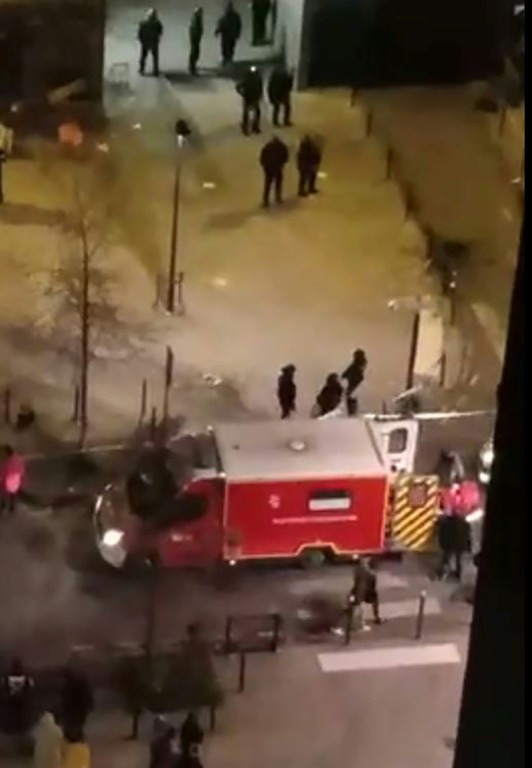 Image extraite d'une vidéo prise avec un portable et publiée le 3 janvier 2021 montrant les secours sur les lieux de la fusillade évacuant une des victimes, dans le quartier des Aubiers à Bordeaux