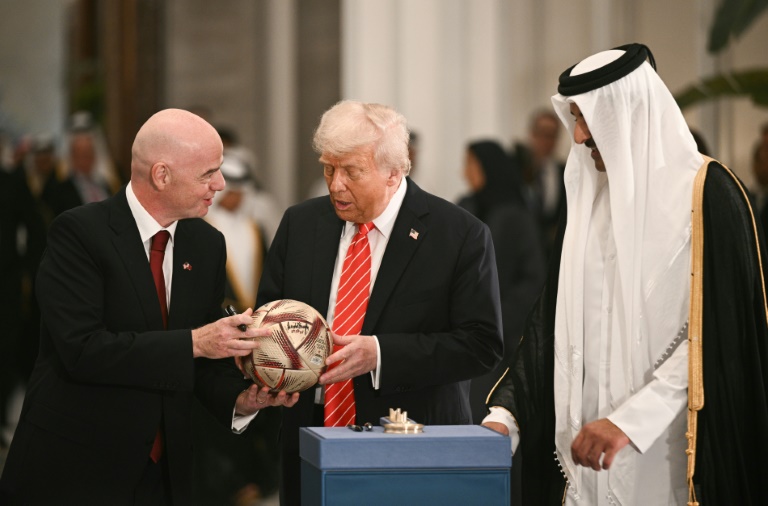 Le président de la Fifa Gianni Infantino (g), le président américain Donald Trump (c) et l'émir du Qatar cheikh Tamim ben Hamad Al-Thani (d), le 14 mai 2025 à Doha