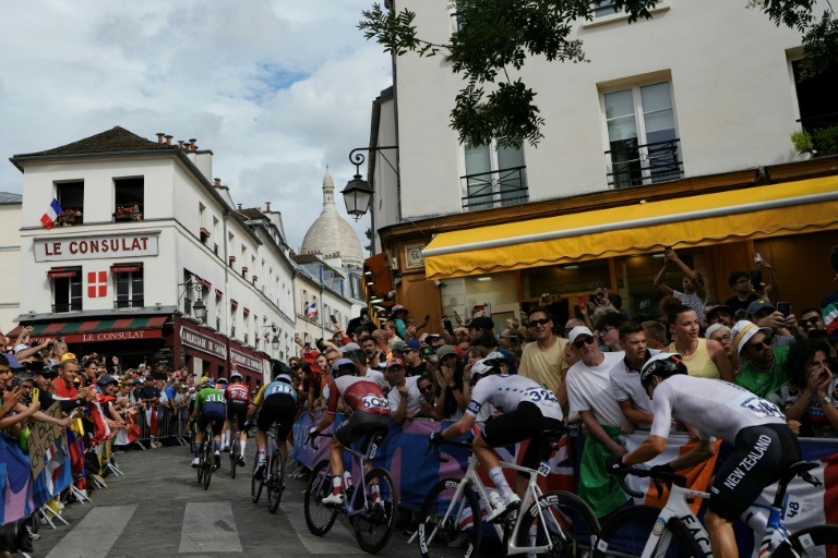 Le peloton passe dans les rues de Montmartre lors de l'épreuve de cyclisme sur route des JO de Paris, le 3 août 2024