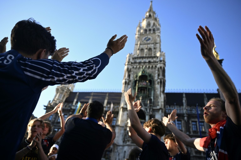 Des supporters du Paris Saint-Germain font la fête vendredi sur la célèbre Marienplatz de Munich, à la veille de la finale de Ligue des champions contre l'Inter.
