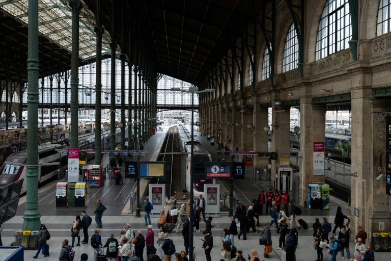 Des voyageurs à la gare du Nord à Paris, le 5 mai 2025