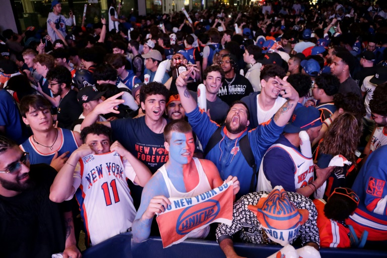 Les supporteurs des New York Knicks célèbrent la victoire de leur équipe, à New York, le 16 mai 2025