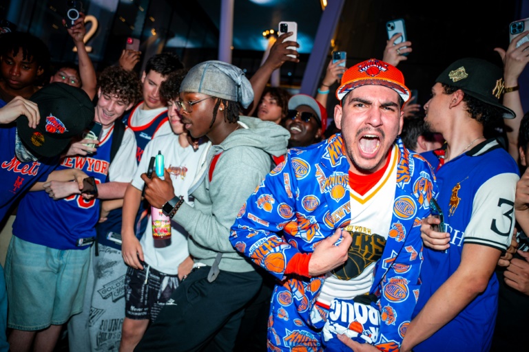 Les fans des Knicks célèbrent leur victoire contre les Boston Celtics en demi-finales de conférence est, le 16 mai 2025 à New York