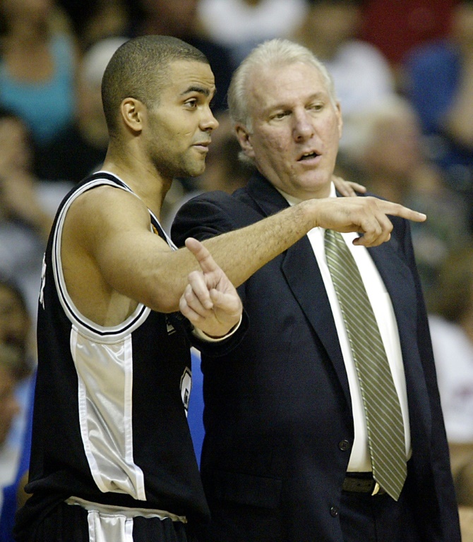 Le Français Tony Parker et l'ancien coach des Spurs de San Antonio Gregg Popovich, le 14 juin 2005 à Auburn Hill, dans le Michigan