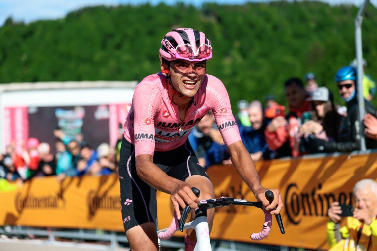 Le Mexicain Isaac Del Toro franchit, en soiuffrance, la ligne d'arrivée de la 16e étape du Giro à San Valentino le 27 mai 2025