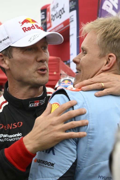 Le Français Sébastien Ogier (à gauche) et l'Estonien Ott Tänak (à droite) à l'arrivée du rallye du Portugal, 5e manche du championnat du monde des rallyes WRC, à Fafe le 18 mai 2025.