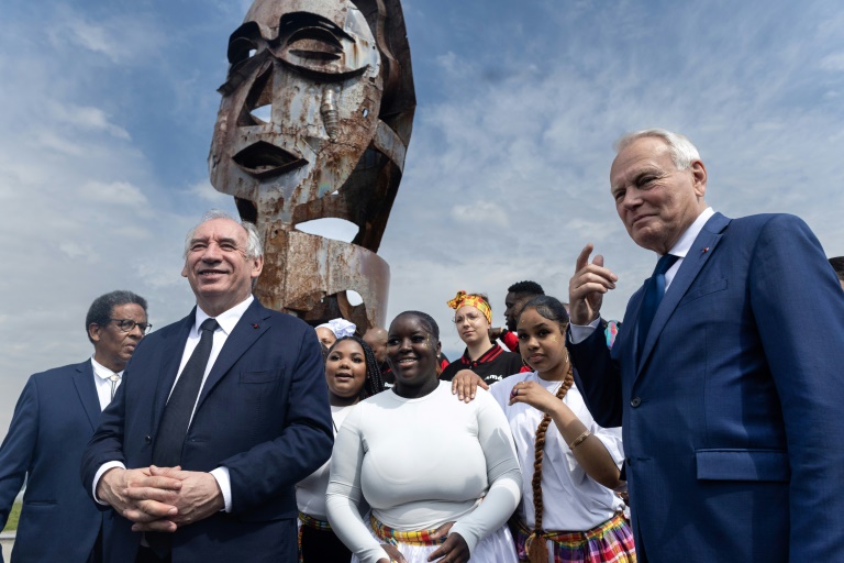 Le Premier ministre Bayrou (g) et l'ancien Premier ministre et président de la Fondation pour la mémoire de l'esclavage, Jean-Marc Ayrault (d), assistent aux commémorations de la Journée nationale des mémoires de l'esclavage et de ses abolitions, le 10 mai 2025 à Brest
