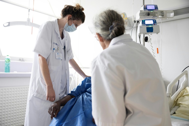 Une médecin et une psychomotricienne du service mobile de soins palliatifs au chevet d'une patiente de l'hôpital Antoine-Béclère de l'AP-HP, à Clamart le 27 mai 2025