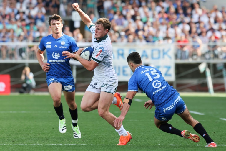 Le cntre palois Emilien Gailleton (C) entre deux joueurs de Vannes lors de la large victoire des Béarnais face aux Morbihannais (52-26), le 31 mai 2025 au Stade de la Rabine à Vannes