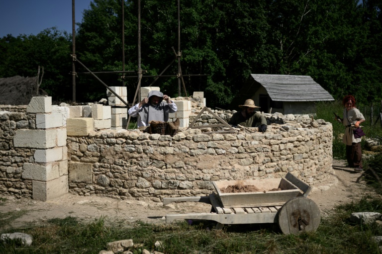 La construction d'une cathédrale gothique à La Lande-de-Fronsac, en Gironde, le 16 mai 2025