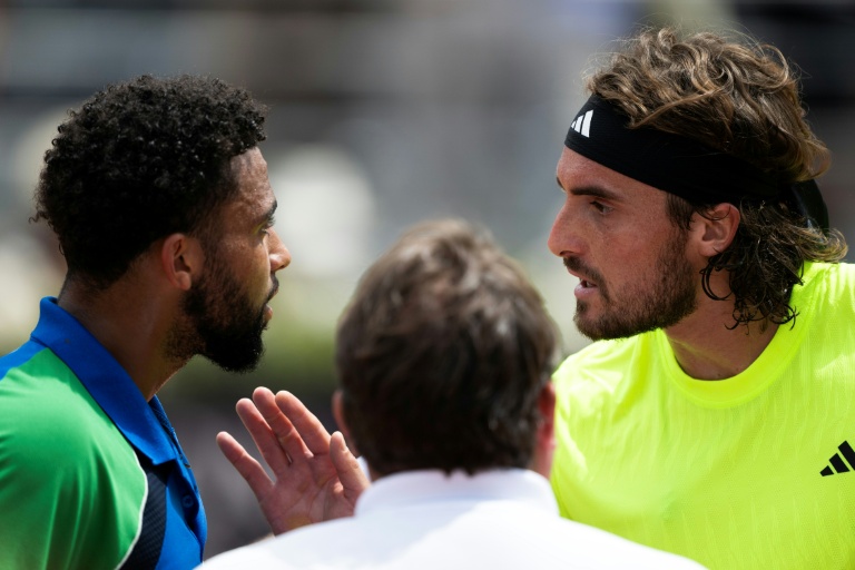 Le Grec Stefanos Tsitsipas et le Français Arthur Fils en discussion à la fin de leur match du 3e tour du Masters 1000 de Rome le 11 mai 2025