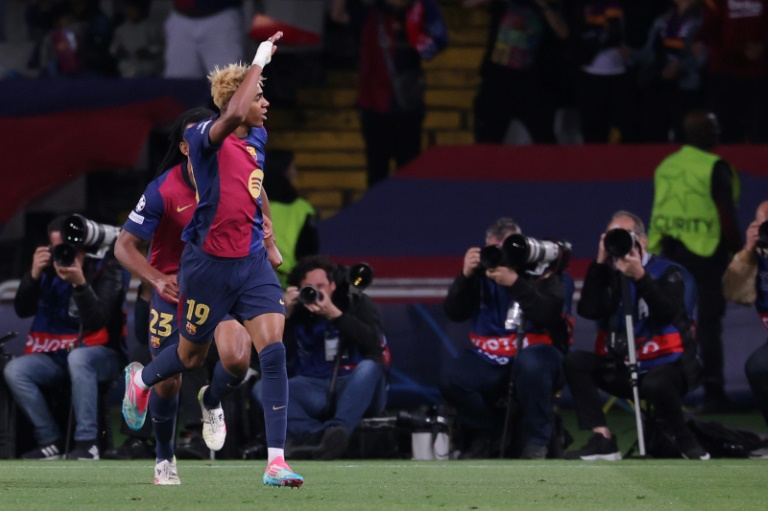 Lamine Yamal après avoir inscrit un but pour le FC Barcelone contre l'Inter Milan, le 30 avril 2025 au stade olympique de Montjuic