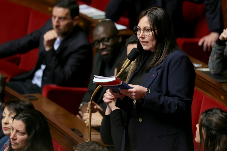 La députée La France Insoumise (LFI), Marie Mesmeur, s'exprime lors d'une séance de questions au gouvernement à l'Assemblée nationale, à Paris, le 18 mars 2025