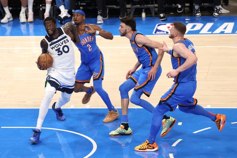 Julius Randle (g.), l'ailier fort des Minnesota Timberwolves, lors du deuxième match de la finale de la Conférence Ouest de la NBA, contre Oklahoma City Thunder, à Oklahoma City, le 22 mai 2025