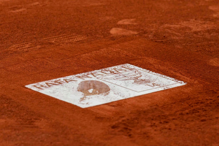 Une plaque commémorant les 14 victoires du joueur de tennis espagnol Rafael Nadal lors des internationaux de France dévoilée au stade Roland-Garros le 25 mai 2025.