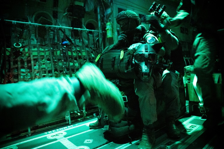 Des membres du GIGN s'apprêtent à sauter en parachute avec un chien policier pour un entraînement près d'Orléans, le 23 juin 2025