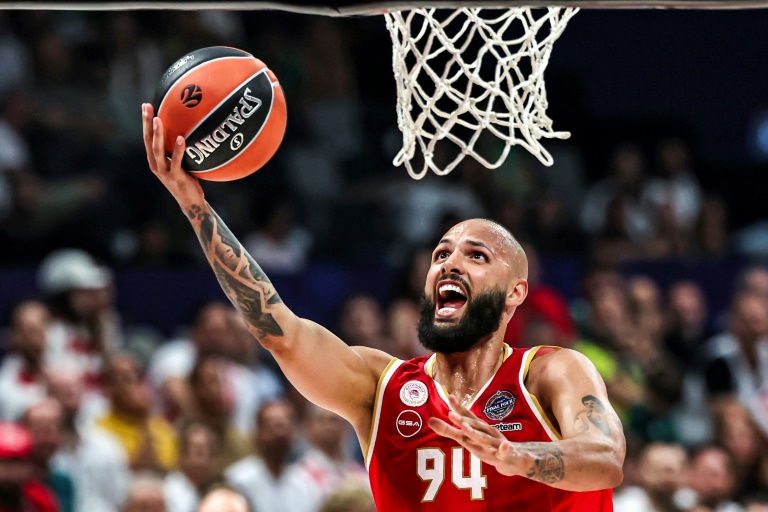 Le joueur de l'Olympiakos Evan Fournier lors de la demi-finale d'Euroligue entre son club et l'AS Monaco à Abou Dhabi le 23 mai 2025