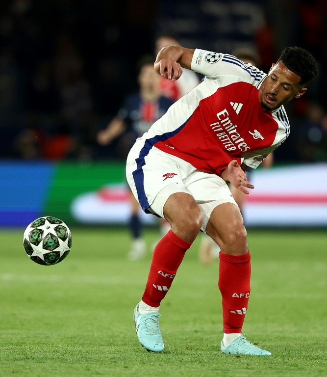 William Saliba, qui contrôle le ballon sous le maillot d'Arsenal le 7 mai 2025 à Paris, fut un des grands absents de la défense française en Ligue des nations
