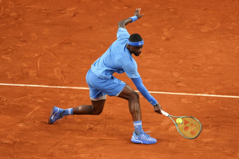 L'Américain Frances Tiafoe en huitièmes de finale de Roland-Garros contre l'Allemand Daniel Altmaier le 1er jjin 2025 à Paris