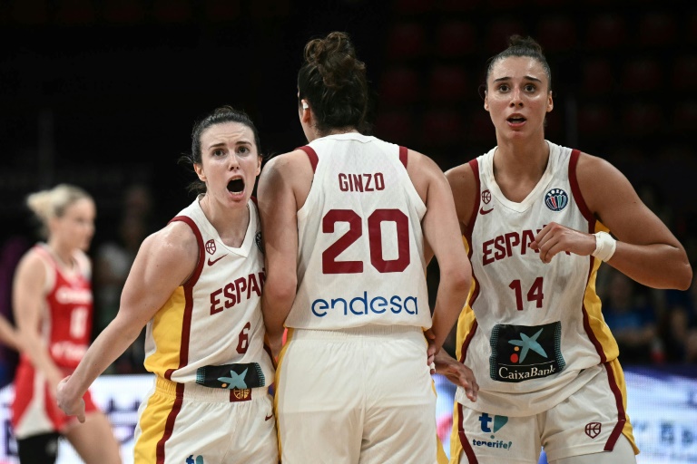 Raquel Carrera (à droite) et ses coéquipières Paula Ginzo et Aina Ayuso lors du quart de finale de l'Euro de basket le 25 juin 2025 au Pirée. Les Espagnoles, qui ont compté jusqu'à 14 points de retard, ont fini par renverser les Tchèques et ont rendez-vous avec la France pour une place en finale