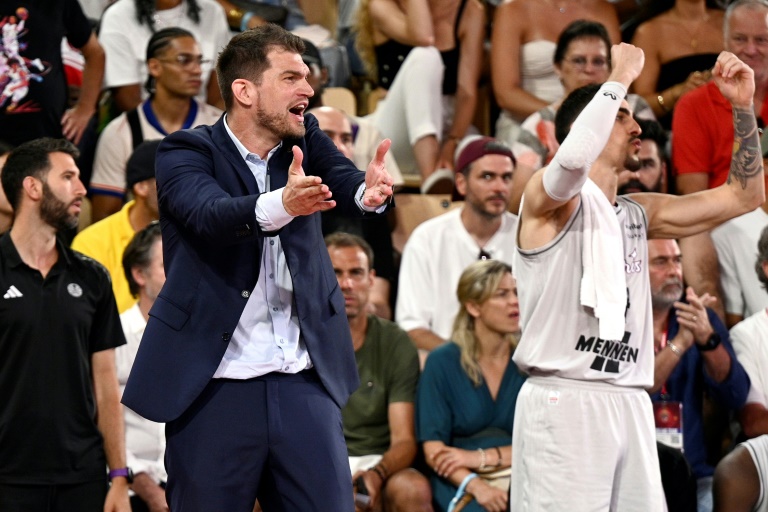 Le coach parisien Tiago Splitter (centre gauche de la photo) lors du match 4 de la finale du Championnat de France de Basket Elite contre Monaco le 22 juin 2025 à Monaco