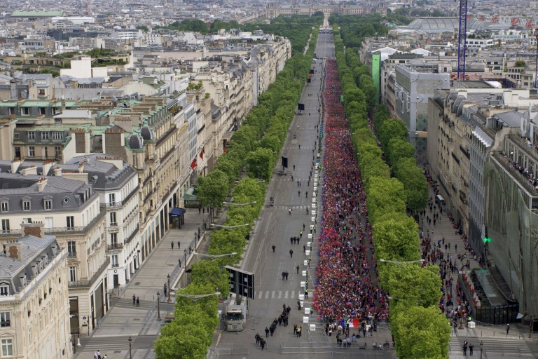 La foule des supporters du PSG rassemblée sur les Champs-Elysées dans l'attente de l'équipe championne d'Europe de football, le 1er juin 2025 à Paris