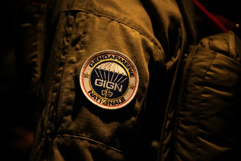L'écusson du GIGN sur un membre de cette unité d'élite de la gendarmerie en opération aéroportée près d'Orléans, le 23 juin 2025