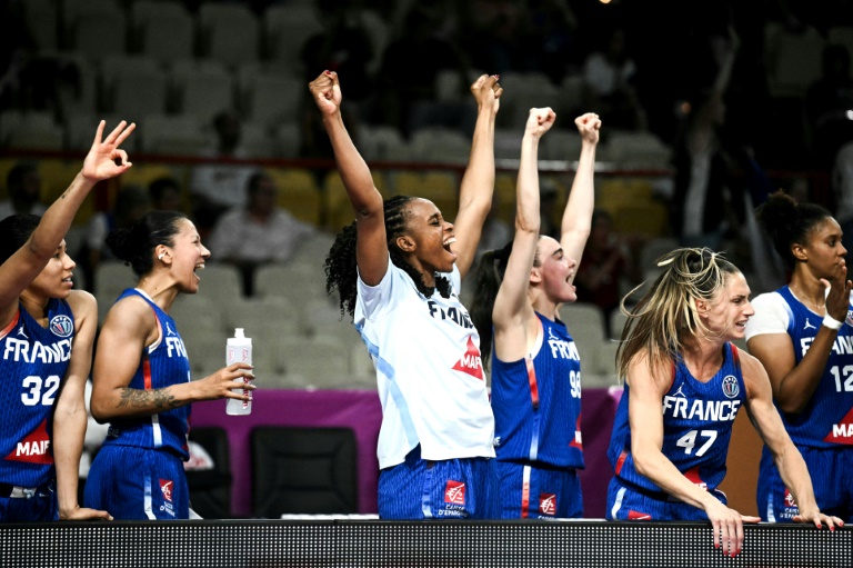 La joie des Françaises après leur victoire contre la Turquie (61-59) pour leur entrée dans l'Euro de basket, le 18 juin 2025 au Pirée (Grèce)