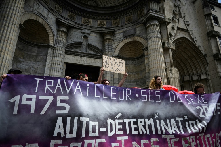 Manifestation à l'appel d'associations de travailleuses du sexe, le 31 mai 2025 à Lyon, pour commémorer le 50e anniversaire de la révolte d'une centaine de prostituées qui ont occupé l'église le 2 juin 1975 pour protester contre le harcèlement policier