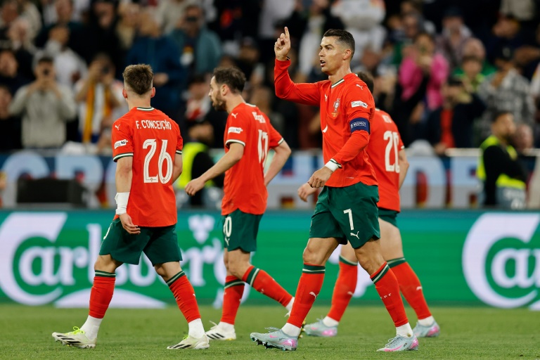 Cristiano Ronaldo (d) lors de la demi-finale de Ligue des Nations contre l'Allemagne, le 4 juin 2025 à Munich.